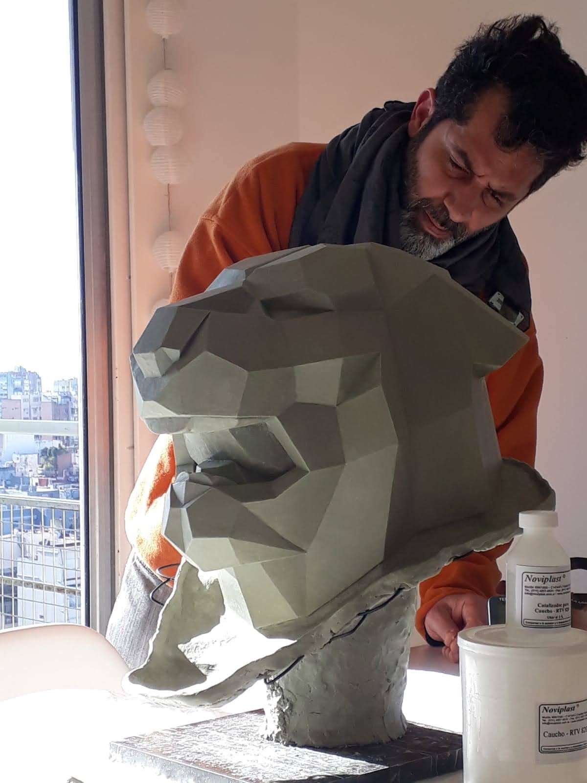 Mirko Casanova trabajando en una escultura facetada en su taller