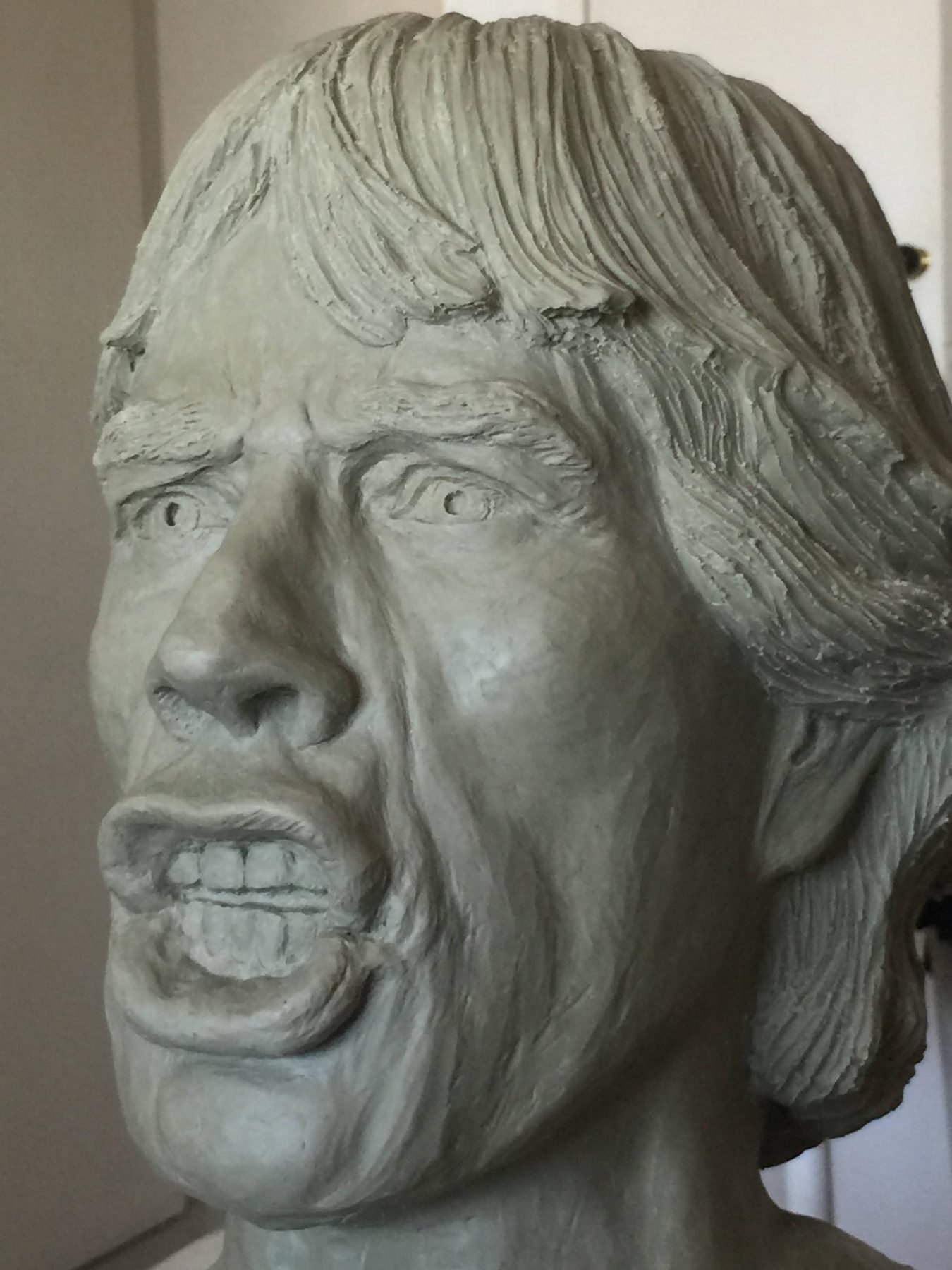 Busto en arcilla de un hombre de gesto intenso