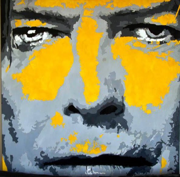 Rostro pintado por planos de grises con manchas amarillas